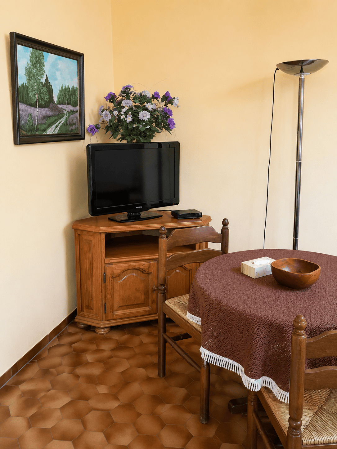 Sitzbereich mit TV, Tisch und Stühlen