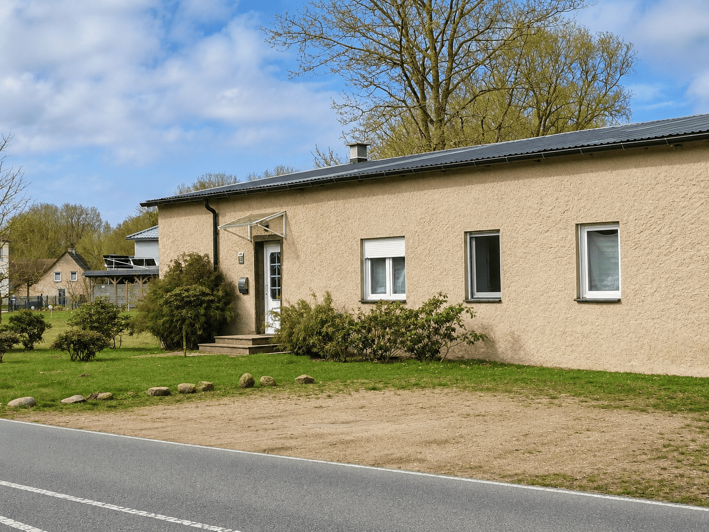 Außenansicht mit Parkplatz vor dem Haus