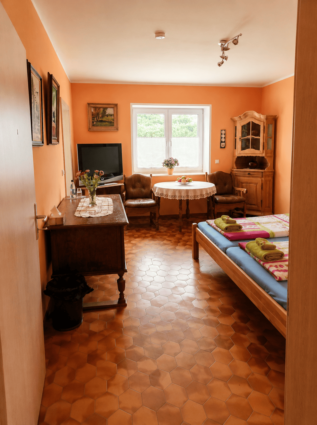 Doppelzimmer 2 mit Sitzecke – Zimmervermietung Feike