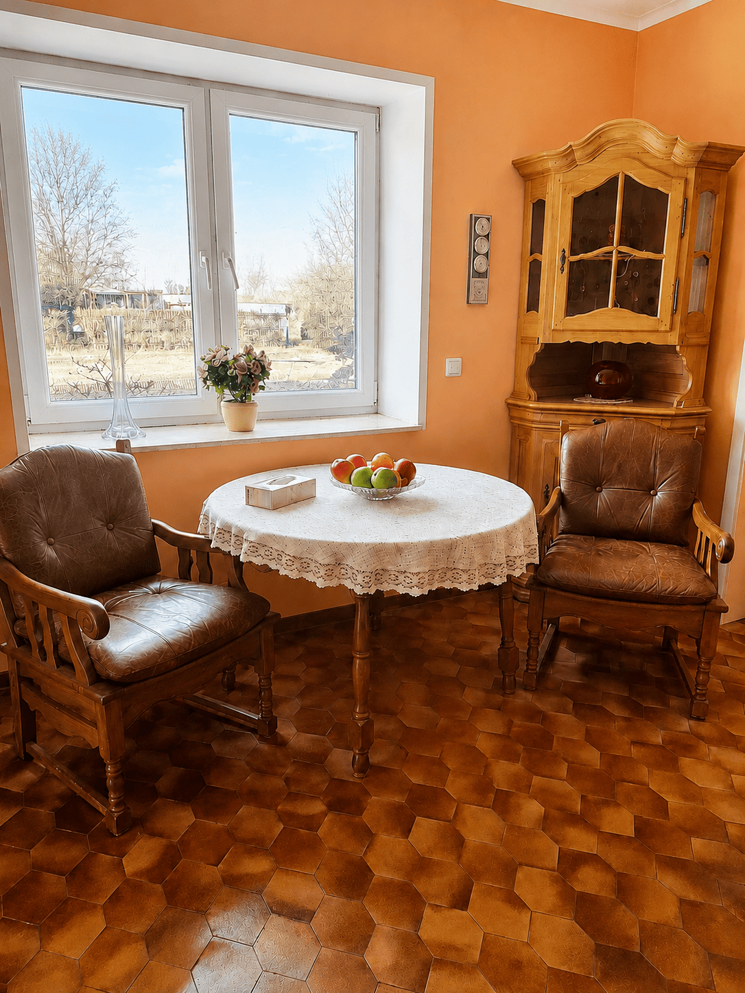 Sitzecke am Fenster mit Tisch und Ledersesseln
