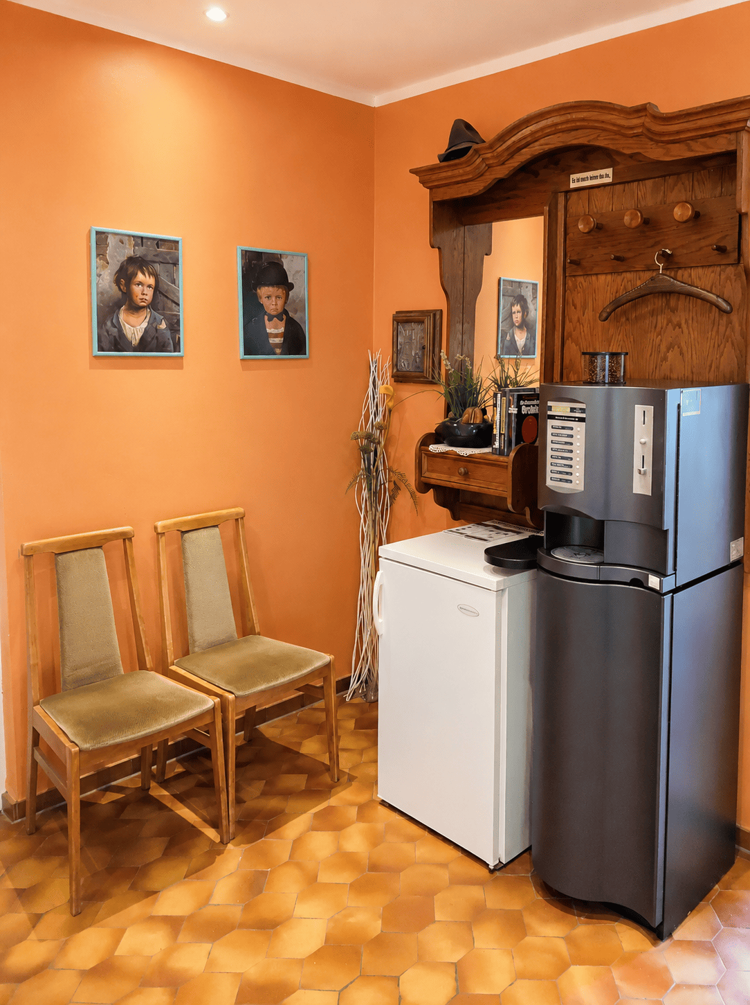 Flur mit Kühlschrank und Kaffeevollautomat