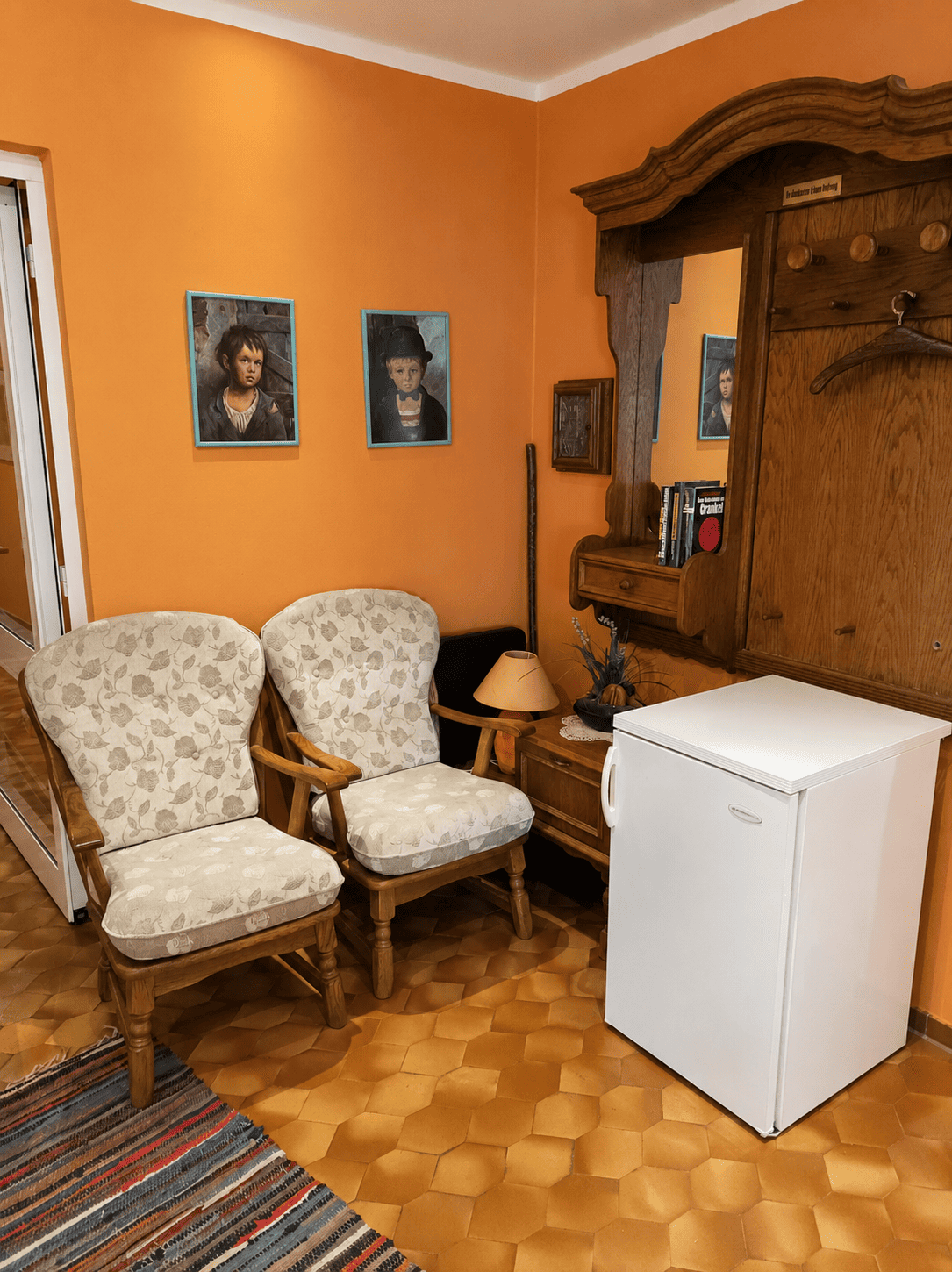 Flur mit Gemeinschaftskühlschrank und Sitzgelegenheit