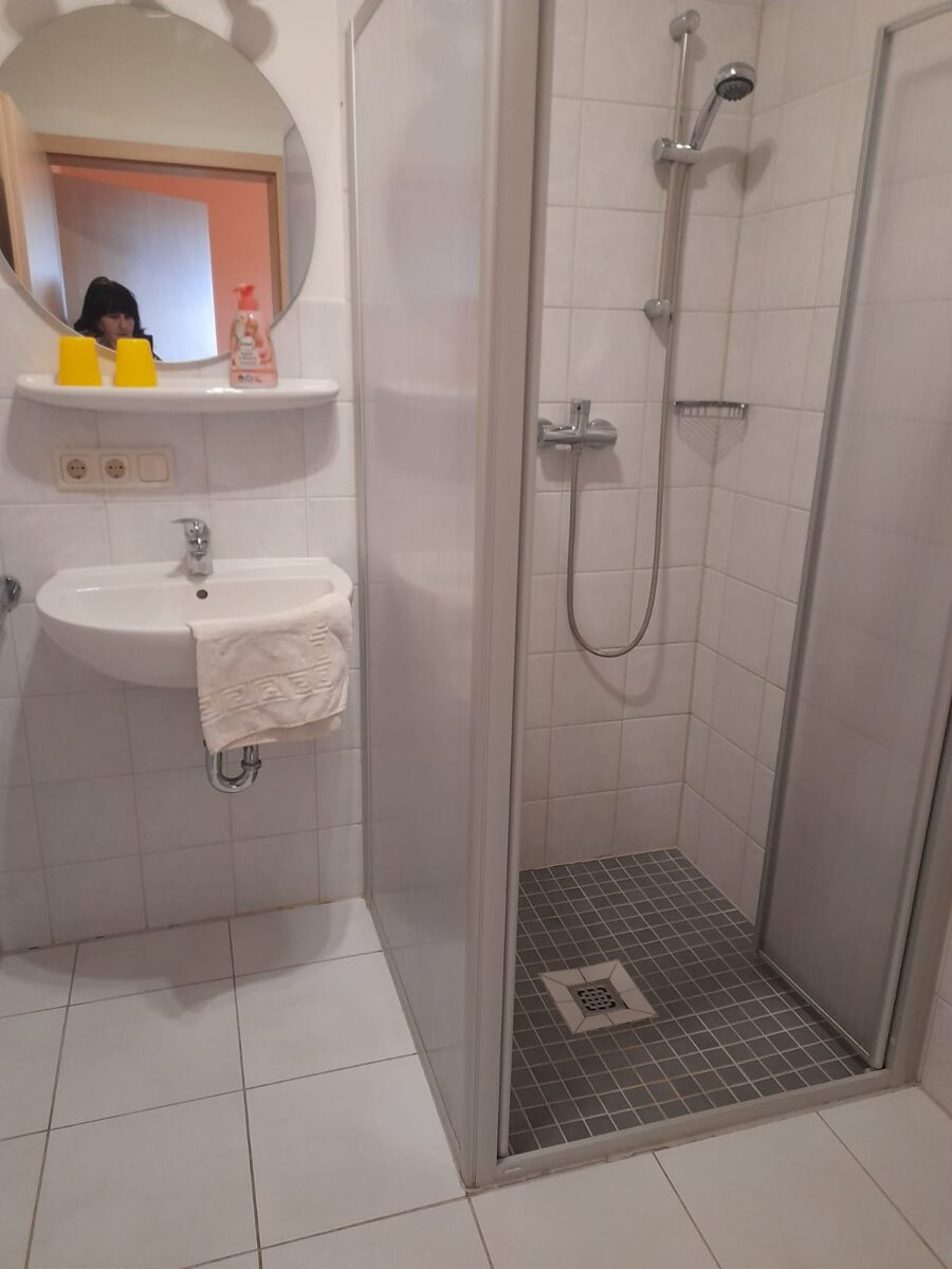 Modernes Bad mit Dusche und WC