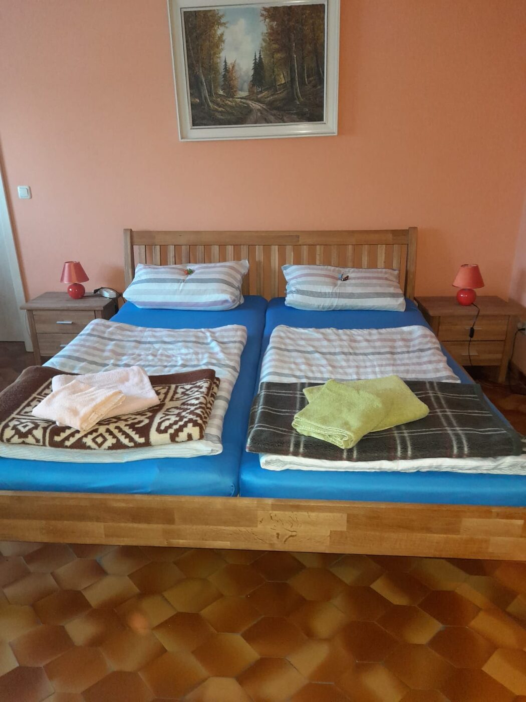 Doppelzimmer 1 mit Doppelbett – Zimmervermietung Feike